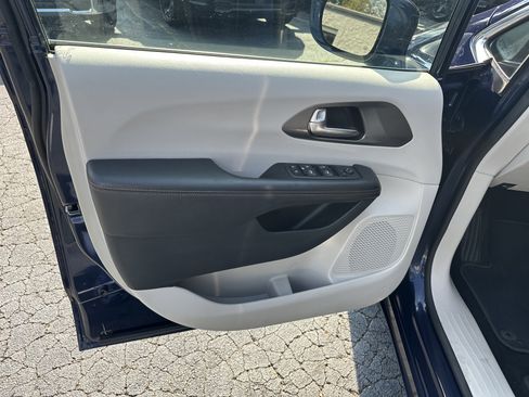 Used 2020 Chrysler Pacifica Touring image 12