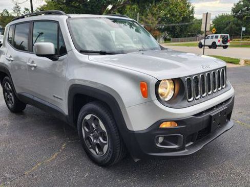 Used 2015 Jeep Renegade Latitude FWD image 12