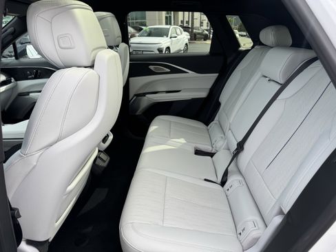 Used 2024 Cadillac Lyriq Luxury AWD/4WD image 36