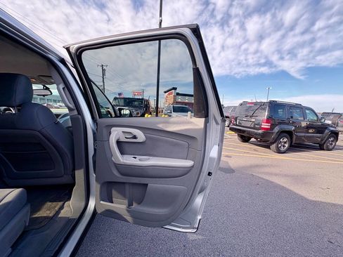 Used 2011 Chevrolet Traverse LS image 31