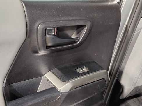 Used 2020 Toyota Tacoma SR5 w/ SR5 Appearance Package (SM) image 33