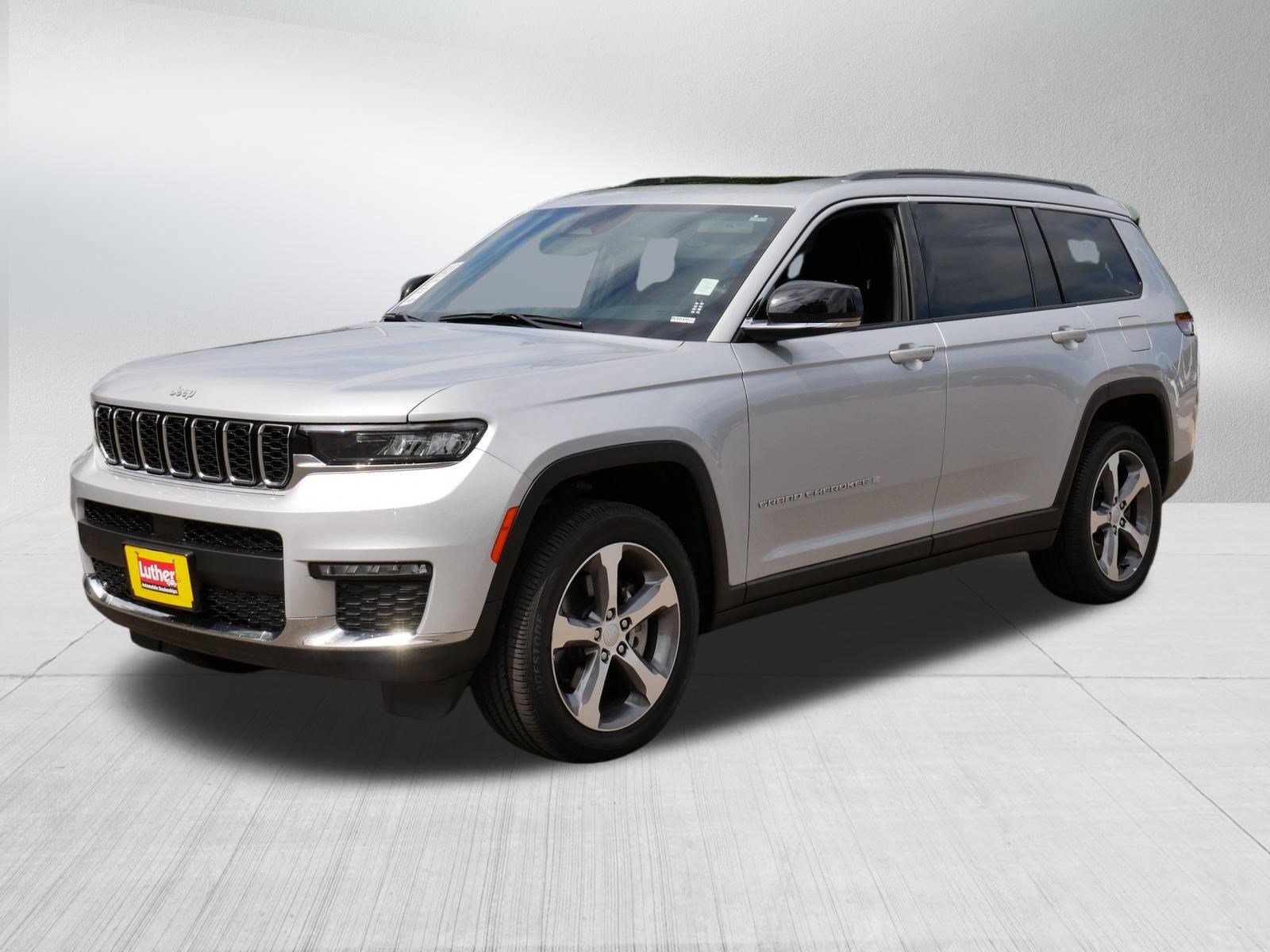 Used 2025 Jeep Grand Cherokee L Limited w/ Trailer Tow Package AWD/4WD image 3