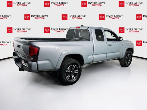 Used 2018 Toyota Tacoma TRD Sport AWD/4WD image 5