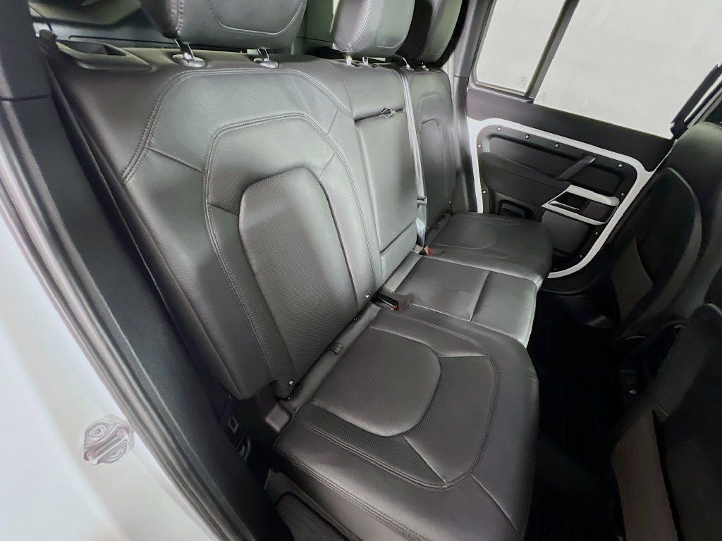 Used 2023 Land Rover Defender 110 SE AWD/4WD image 28