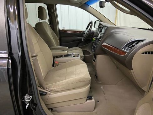 Used 2014 Chrysler Town & Country Touring image 30