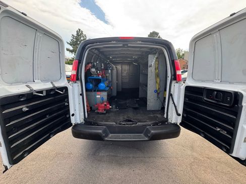 Used 2017 Chevrolet Express 3500 Extended image 16