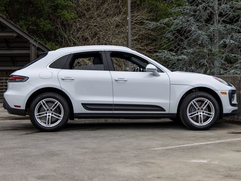 Certified 2025 Porsche Macan image 12