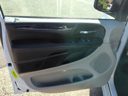 Used 2019 Dodge Grand Caravan SXT image 17