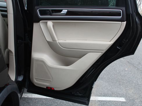 Used 2014 Volkswagen Touareg Hybrid image 16