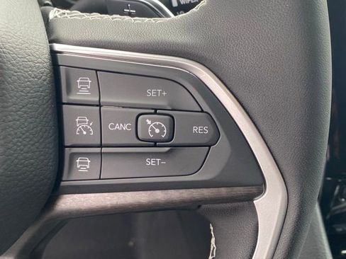 New 2025 Jeep Grand Cherokee Limited w/ Luxury Tech Group II image 19