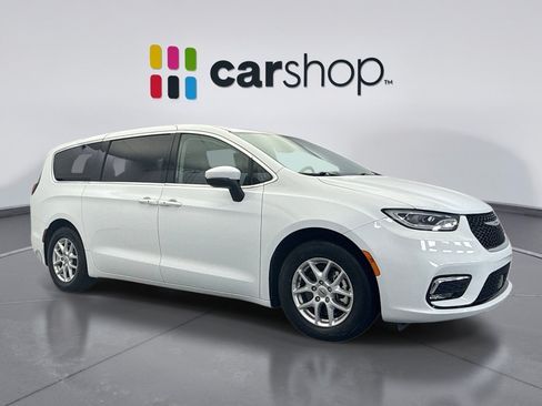 Used 2023 Chrysler Pacifica Touring-L FWD image 7