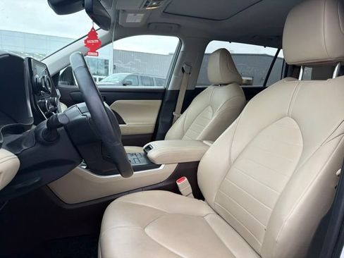 Used 2022 Toyota Highlander XLE AWD/4WD image 14