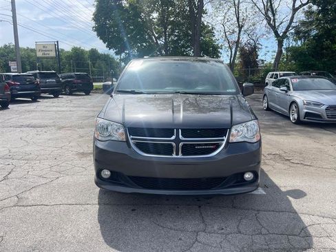 Used 2017 Dodge Grand Caravan SXT w/ Driver Convenience Group FWD image 2