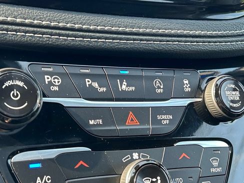 Used 2025 Chrysler Pacifica Limited FWD image 32