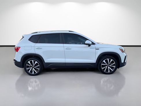 Used 2023 Volkswagen Taos SE w/ Panoramic Sunroof Package FWD image 2