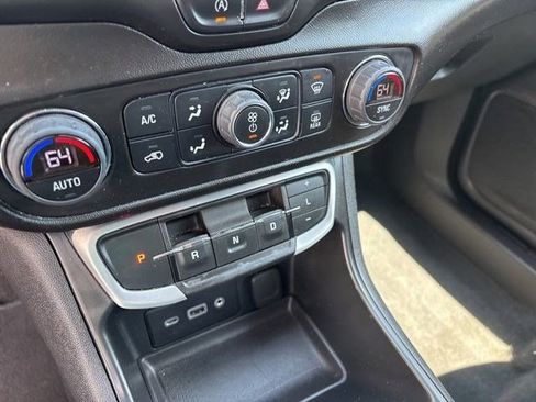 Used 2022 GMC Terrain SLE w/ Driver Convenience Package FWD image 22
