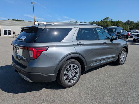 Used 2026 Ford Explorer Platinum RWD image 4
