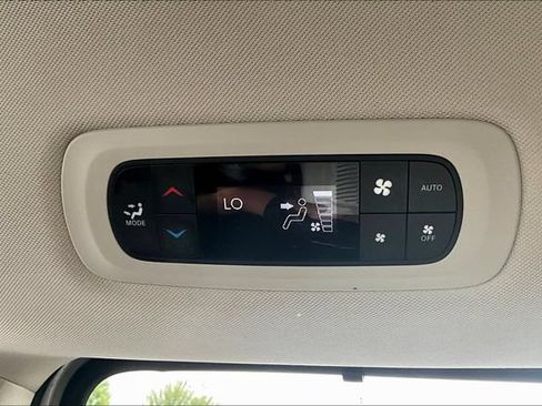 Used 2024 Chrysler Pacifica Touring-L FWD image 10