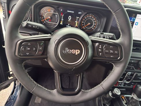 Used 2025 Jeep Wrangler Unlimited Rubicon w/ Convenience Group AWD/4WD image 15