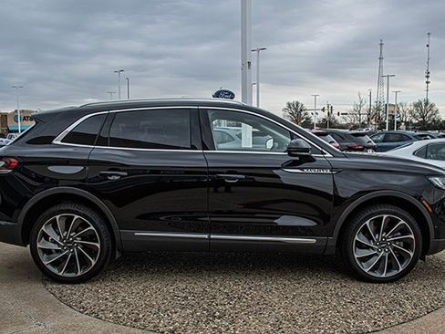 Used 2022 Lincoln Nautilus Reserve w/ Equipment Group 202A image 6