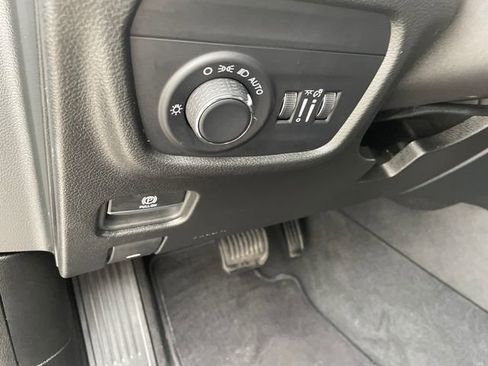 Used 2025 Jeep Grand Cherokee Altitude AWD/4WD image 28