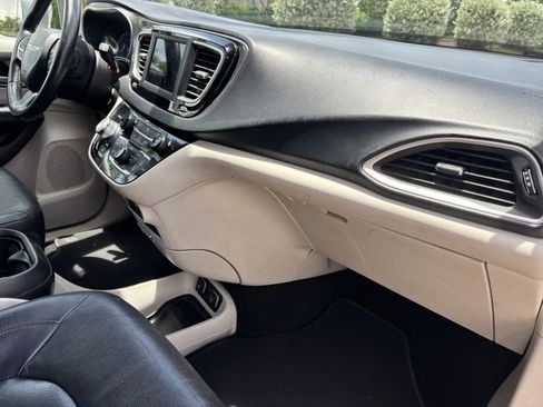 Used 2020 Chrysler Pacifica Touring-L FWD image 14