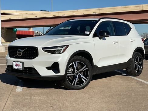 Used 2024 Volvo XC40 B5 Core image 2