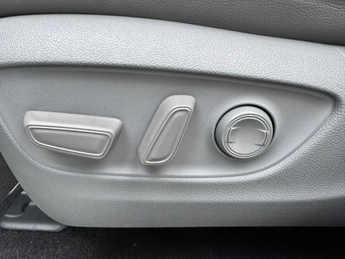 Used 2020 Toyota Highlander Limited image 12