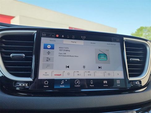 Used 2024 Chrysler Pacifica Touring-L image 21