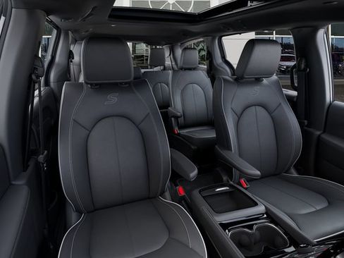 New 2026 Chrysler Pacifica Limited image 16