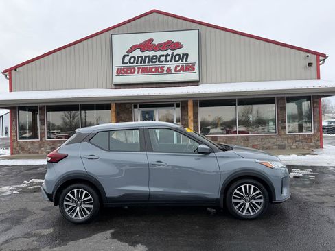 Used 2021 Nissan Kicks SV image 3