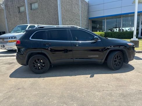 Used 2017 Jeep Cherokee Latitude w/ Safety/Convenience Group AWD/4WD image 6