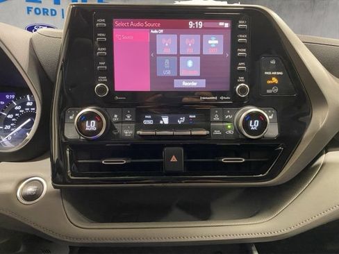Used 2021 Toyota Highlander XLE AWD/4WD image 16