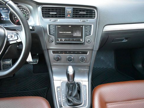 Used 2017 Volkswagen Golf Alltrack S image 18