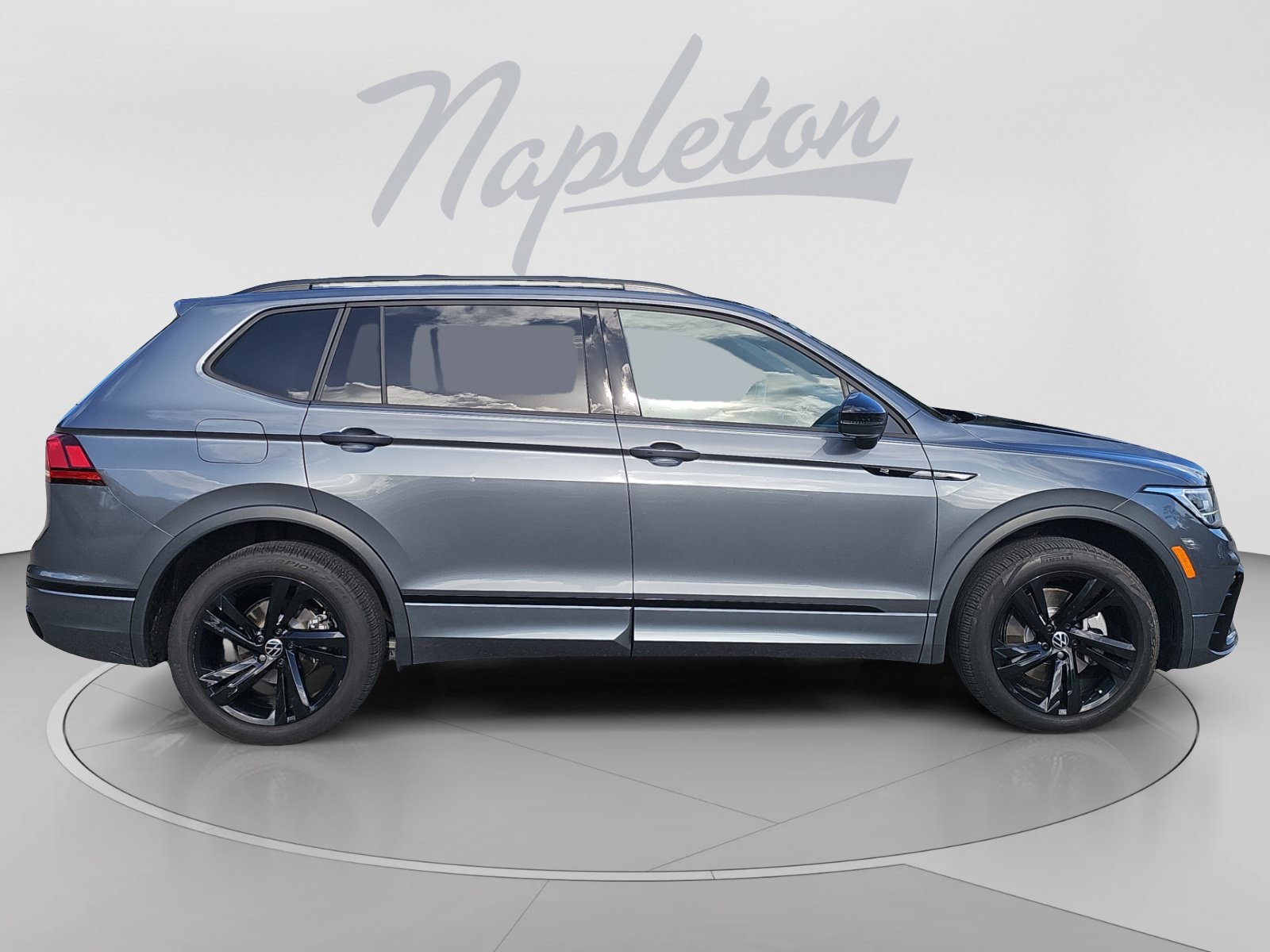 Used 2023 Volkswagen Tiguan SE R-Line FWD image 7