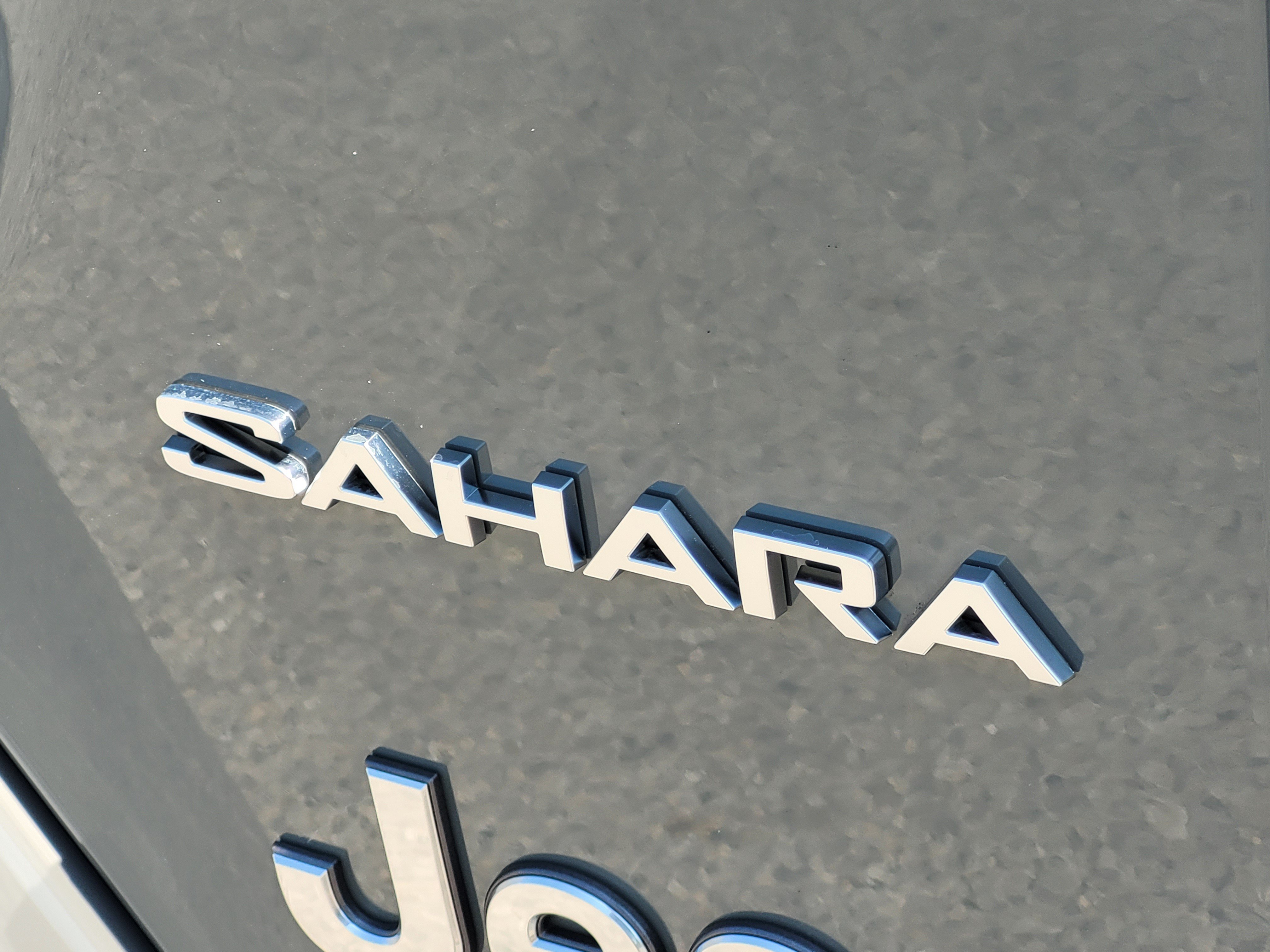 Used 2018 Jeep Wrangler Unlimited Sahara AWD/4WD image 8