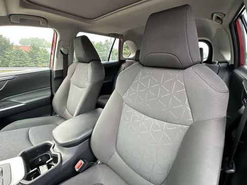 Used 2022 Toyota RAV4 XLE w/ Convenience Package AWD/4WD image 16