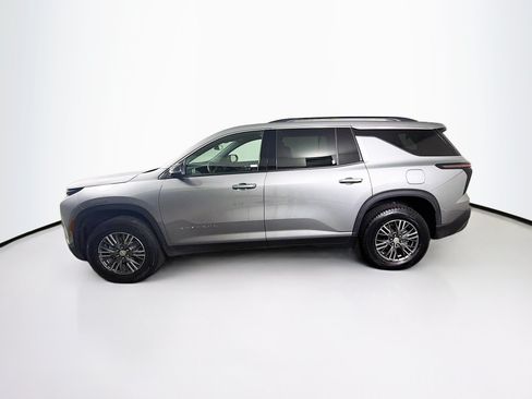 Used 2025 Chevrolet Traverse LT FWD image 4