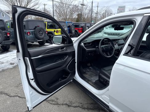 Used 2023 Jeep Grand Cherokee 4WD 4xe w/ Luxury Tech Group II image 11