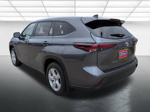 Used 2024 Toyota Highlander LE image 2