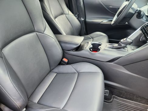 Used 2023 Toyota Venza Nightshade image 11