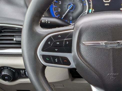 Used 2024 Chrysler Pacifica Touring-L image 23