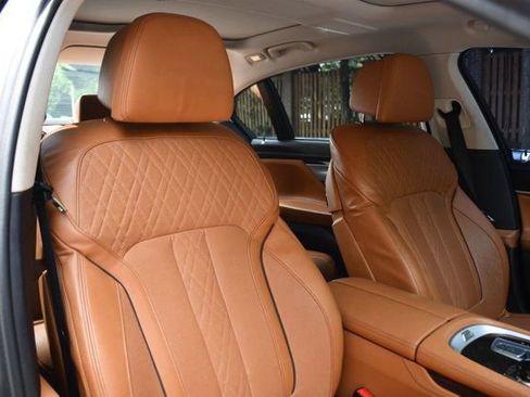 Used 2018 BMW 750i image 40