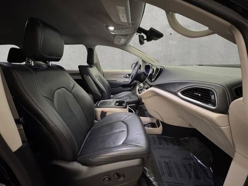 Used 2022 Chrysler Pacifica Touring-L w/ Uconnect Theater Family Group image 24