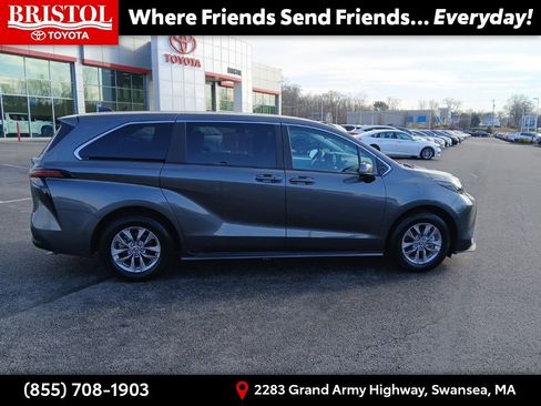 Used 2025 Toyota Sienna LE image 8