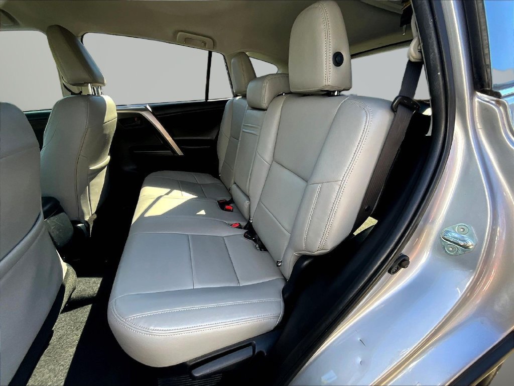 Used 2018 Toyota RAV4 LE AWD/4WD image 21