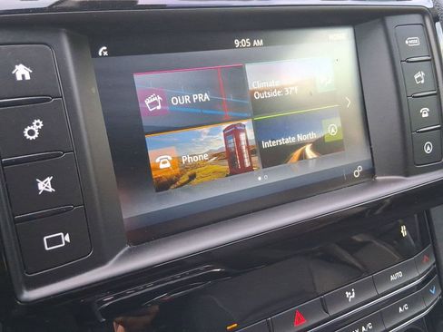 Used 2017 Jaguar F-PACE Premium image 23