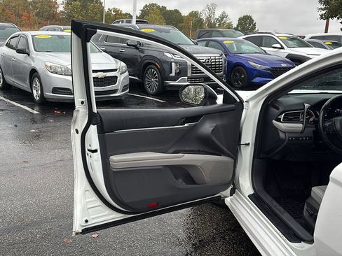 Used 2022 Toyota Camry SE image 11