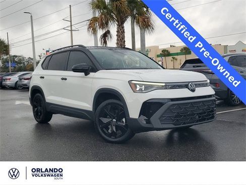 Certified 2025 Volkswagen Taos SE image 1