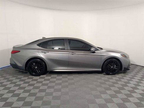 Used 2025 Toyota Camry SE FWD image 4